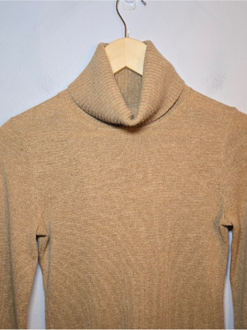 💕 J.Crew 100% Cashmere Turtleneck Sweater Camel Lightweight Knit XS - Picture 3 of 9